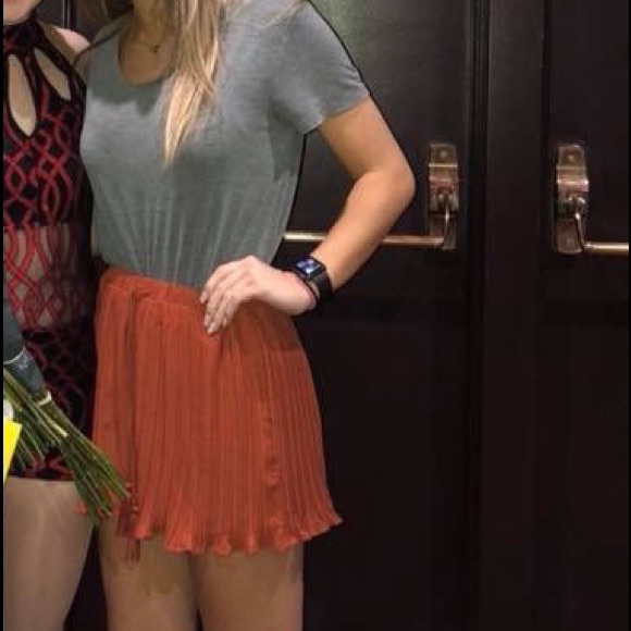 super super cute flowy shorts!! WORN ONCE - Picture 4 of 4